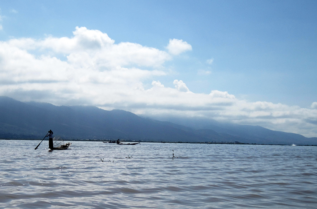 Inle Lake – Here be Foreigners, a big Lake, and missing out on Fire Balloons